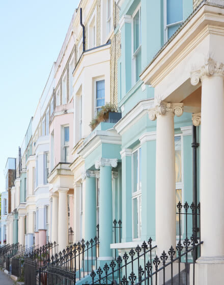 pastel-color-luxury-houses-facades-in-london-2021-08-26-22-35-02-utc.jpg